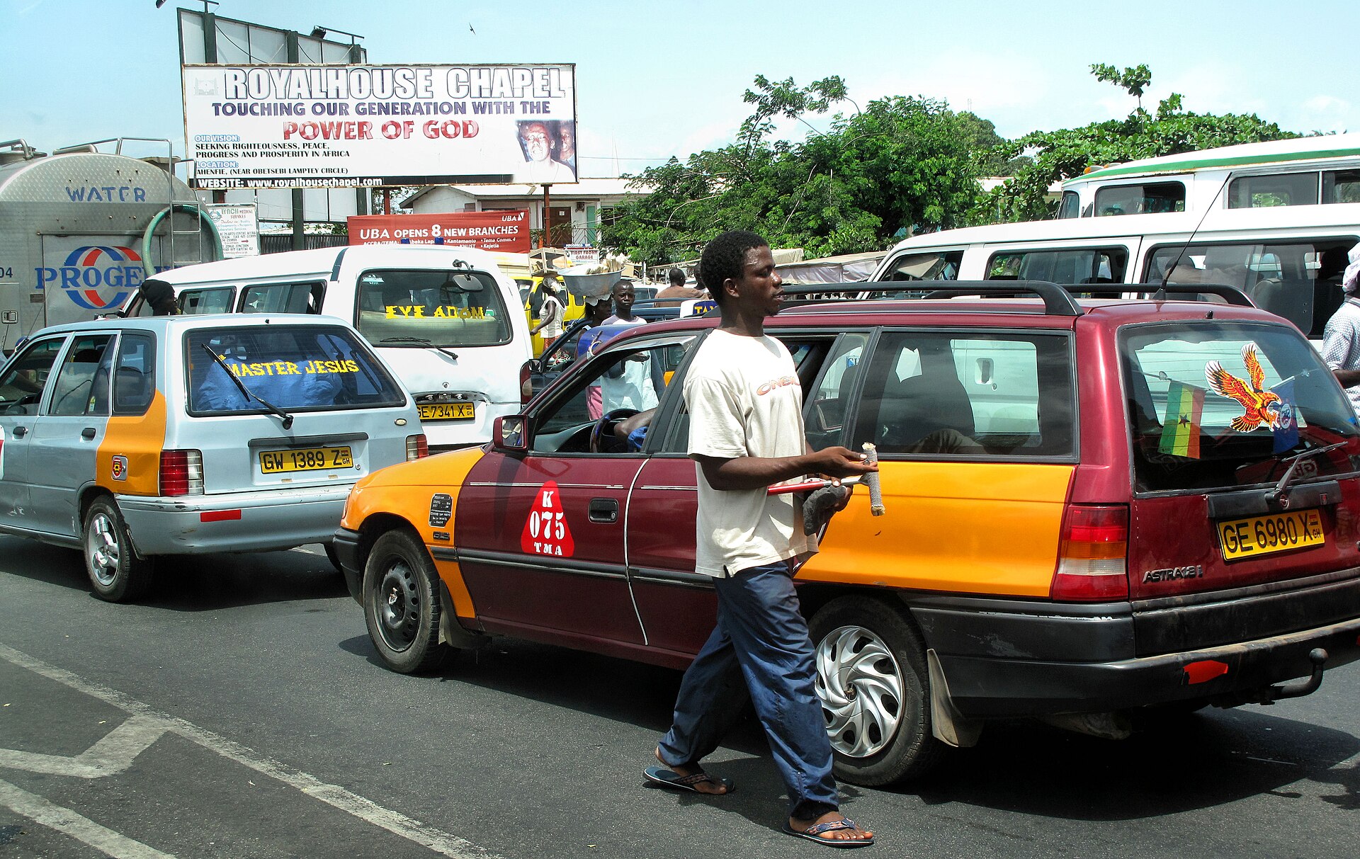 Street and traffic in central Accra.